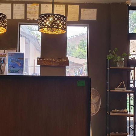 Aj Tourist Inn Корон Екстериор снимка