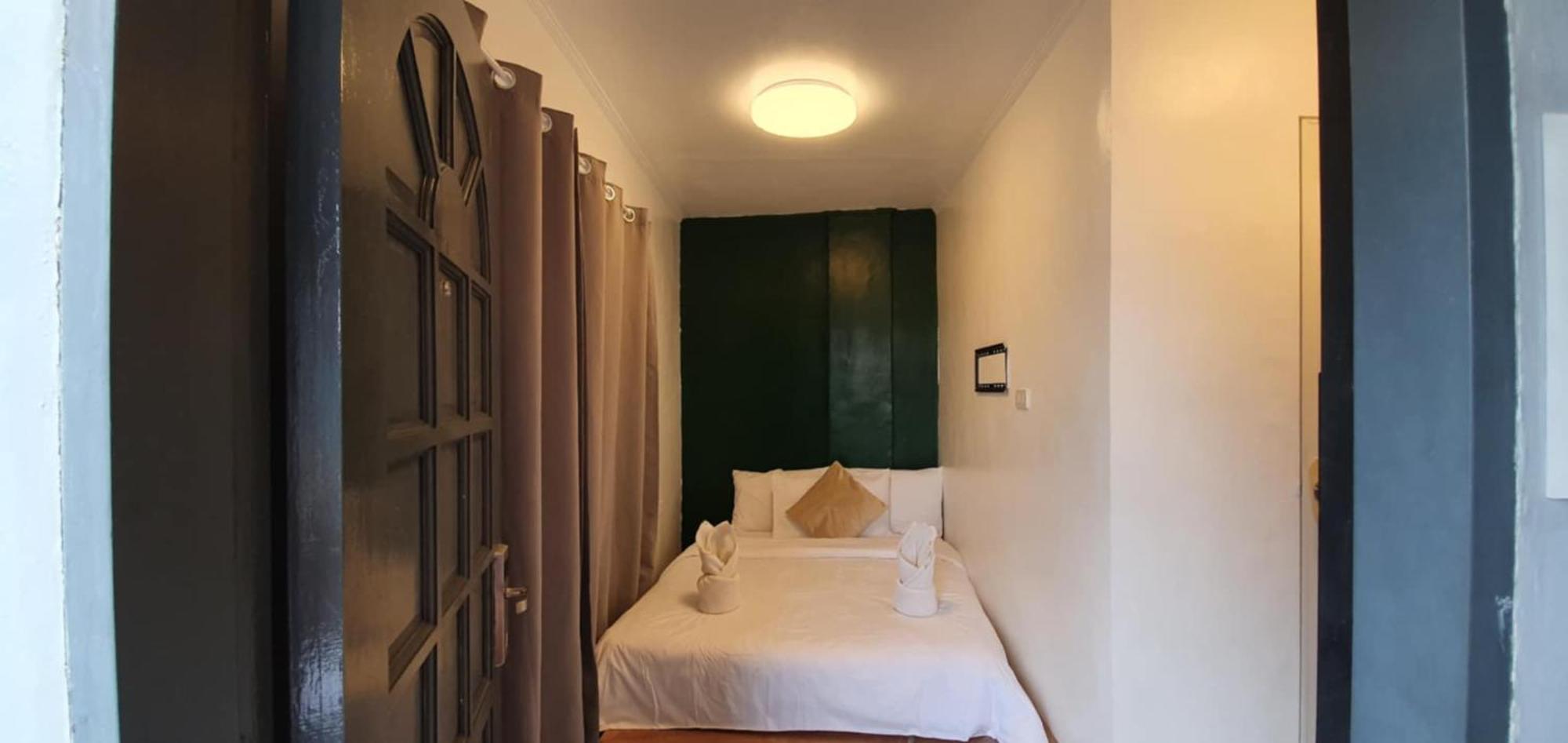 Aj Tourist Inn Корон Екстериор снимка